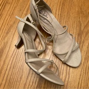 New Life Stride dress kitten heel sandal, gold size 9, NWOT excellent condition